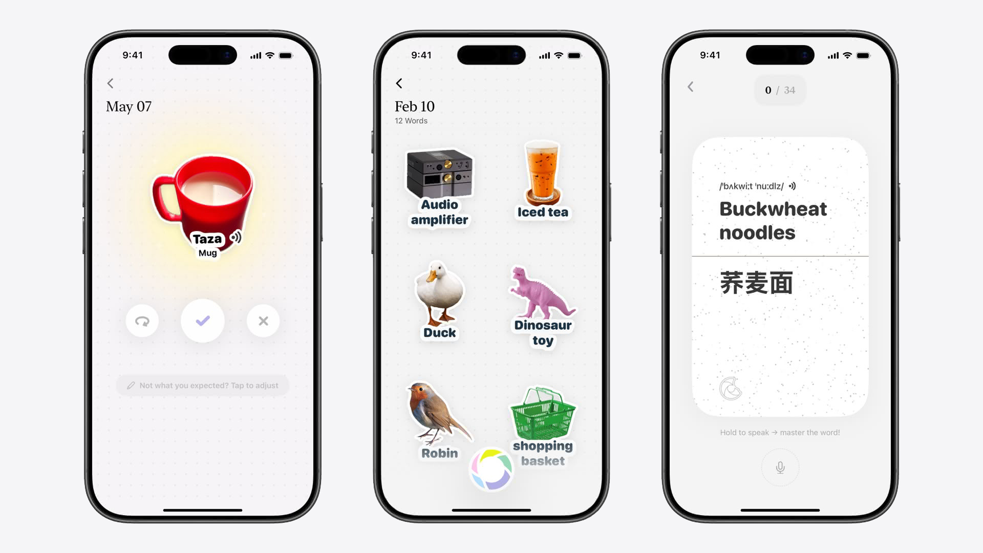 一张由三张 iPhone 屏幕截图组成的拼贴图，展示了“CapWords”App。第一张截图显示了一个红色马克杯的贴纸，上面写着“Taza”。第二张截图显示了音频放大器、冰茶、鸭子、恐龙玩具、知更鸟和购物篮的贴纸。第三张截图显示了“荞麦面”一词及其翻译。